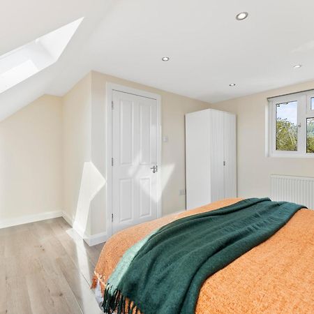 Stylish Wembley Gem - Parking -Sleeps 14 Лондон Екстериор снимка