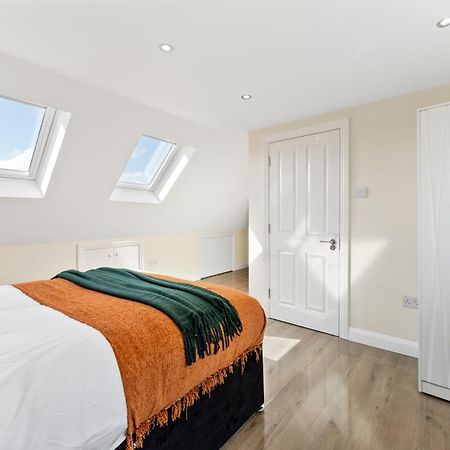 Stylish Wembley Gem - Parking -Sleeps 14 Лондон Екстериор снимка