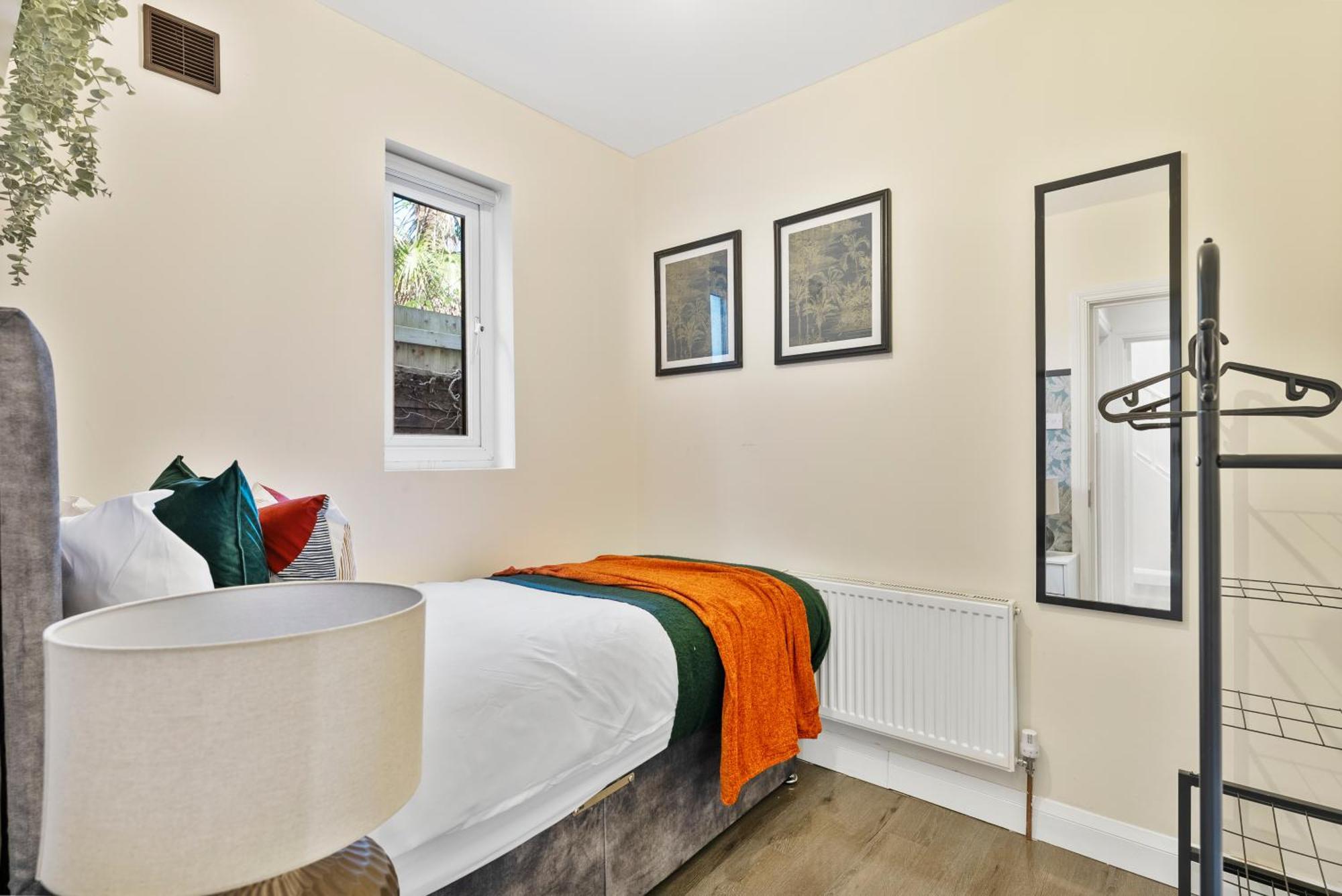 Stylish Wembley Gem - Parking -Sleeps 14 Лондон Екстериор снимка