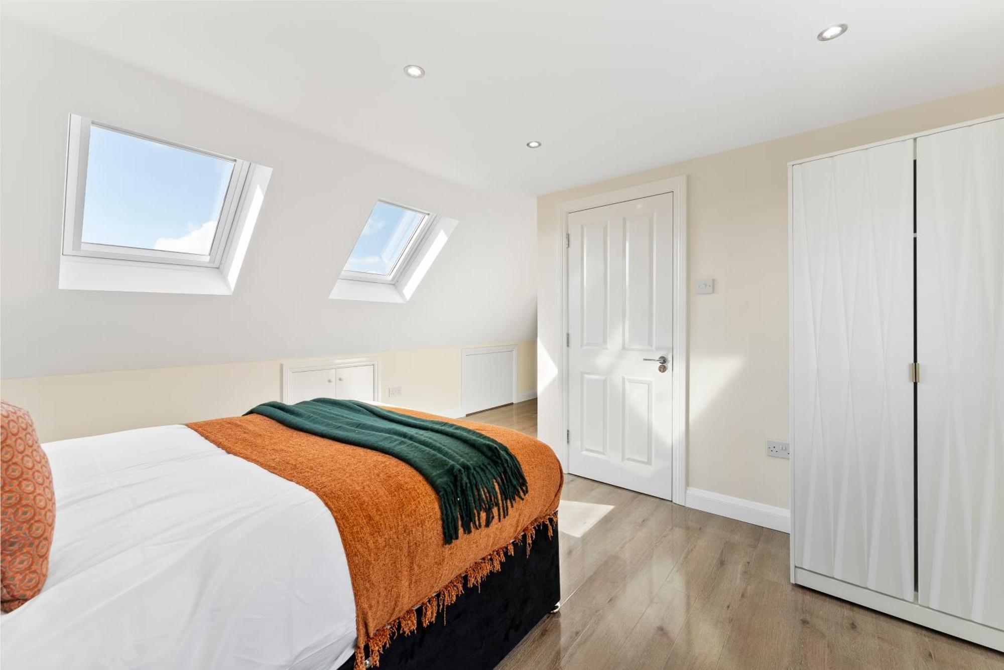 Stylish Wembley Gem - Parking -Sleeps 14 Лондон Екстериор снимка