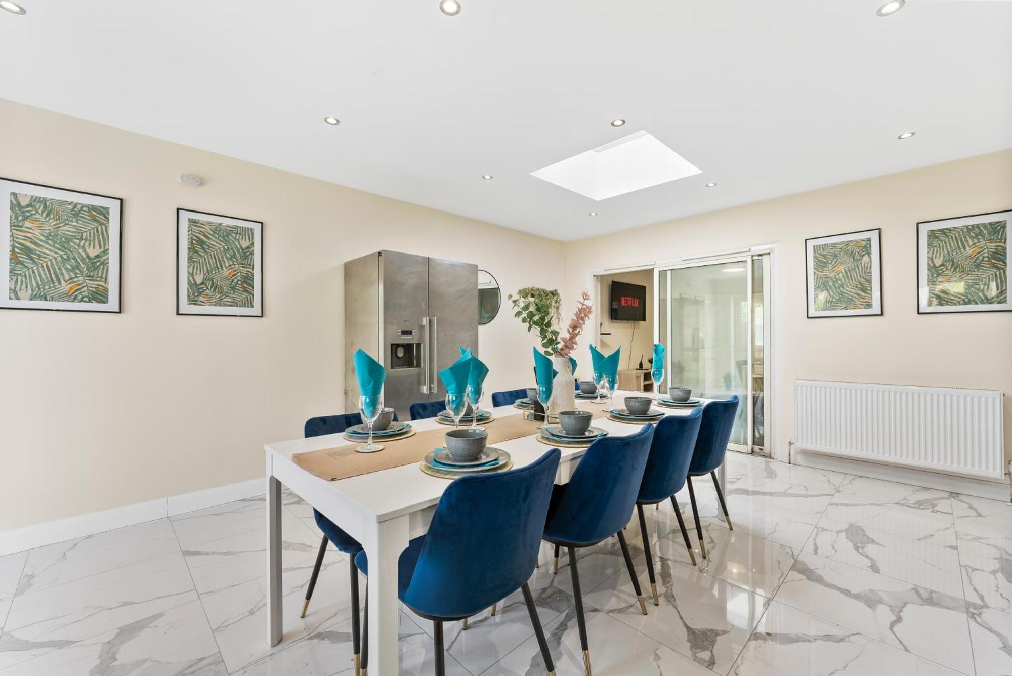 Stylish Wembley Gem - Parking -Sleeps 14 Лондон Екстериор снимка