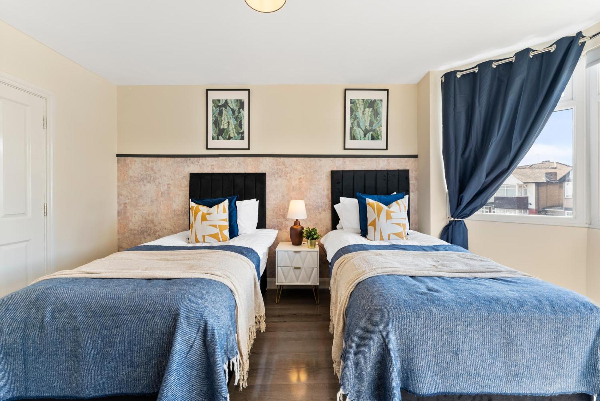 Stylish Wembley Gem - Parking -Sleeps 14 Лондон Екстериор снимка