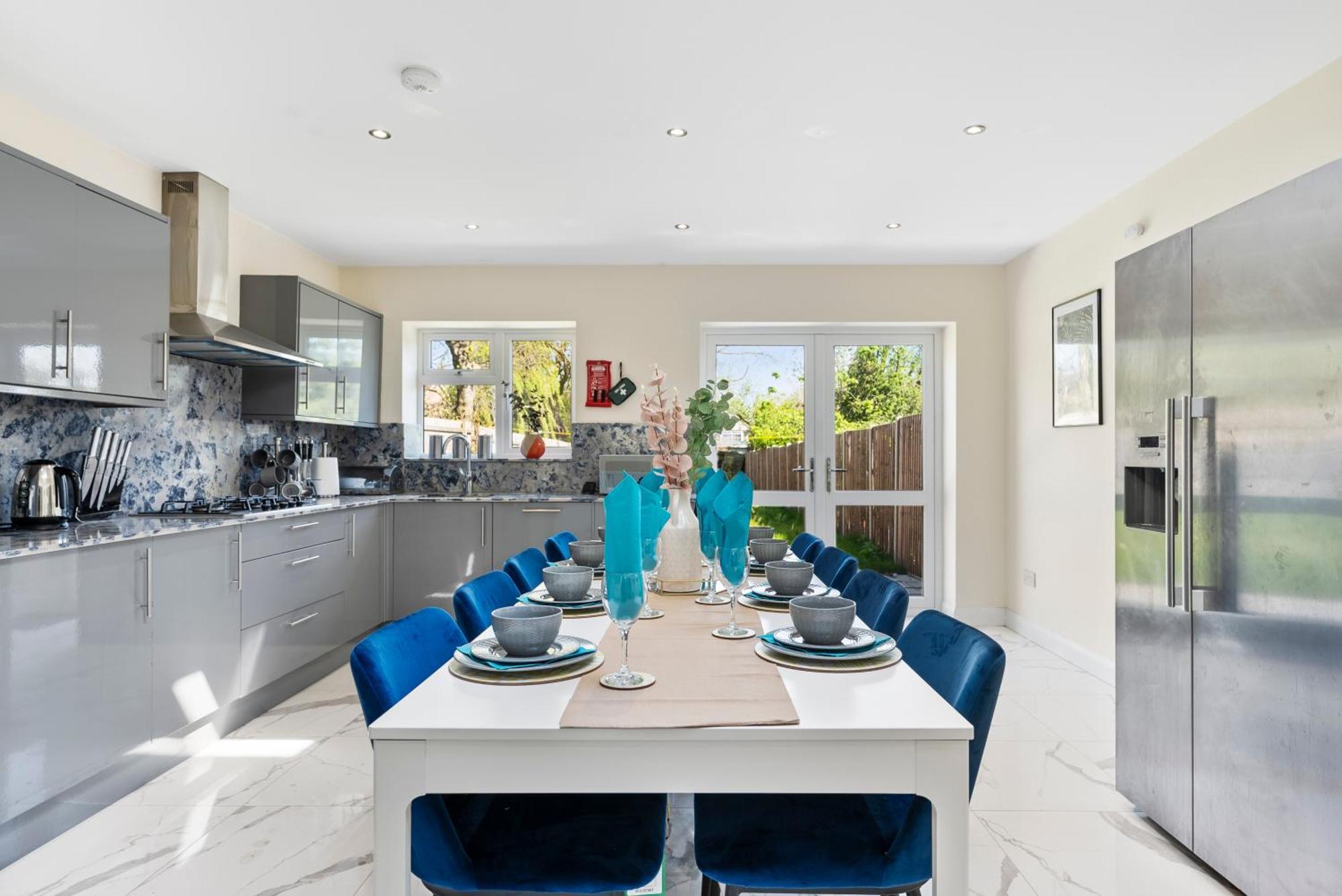 Stylish Wembley Gem - Parking -Sleeps 14 Лондон Екстериор снимка