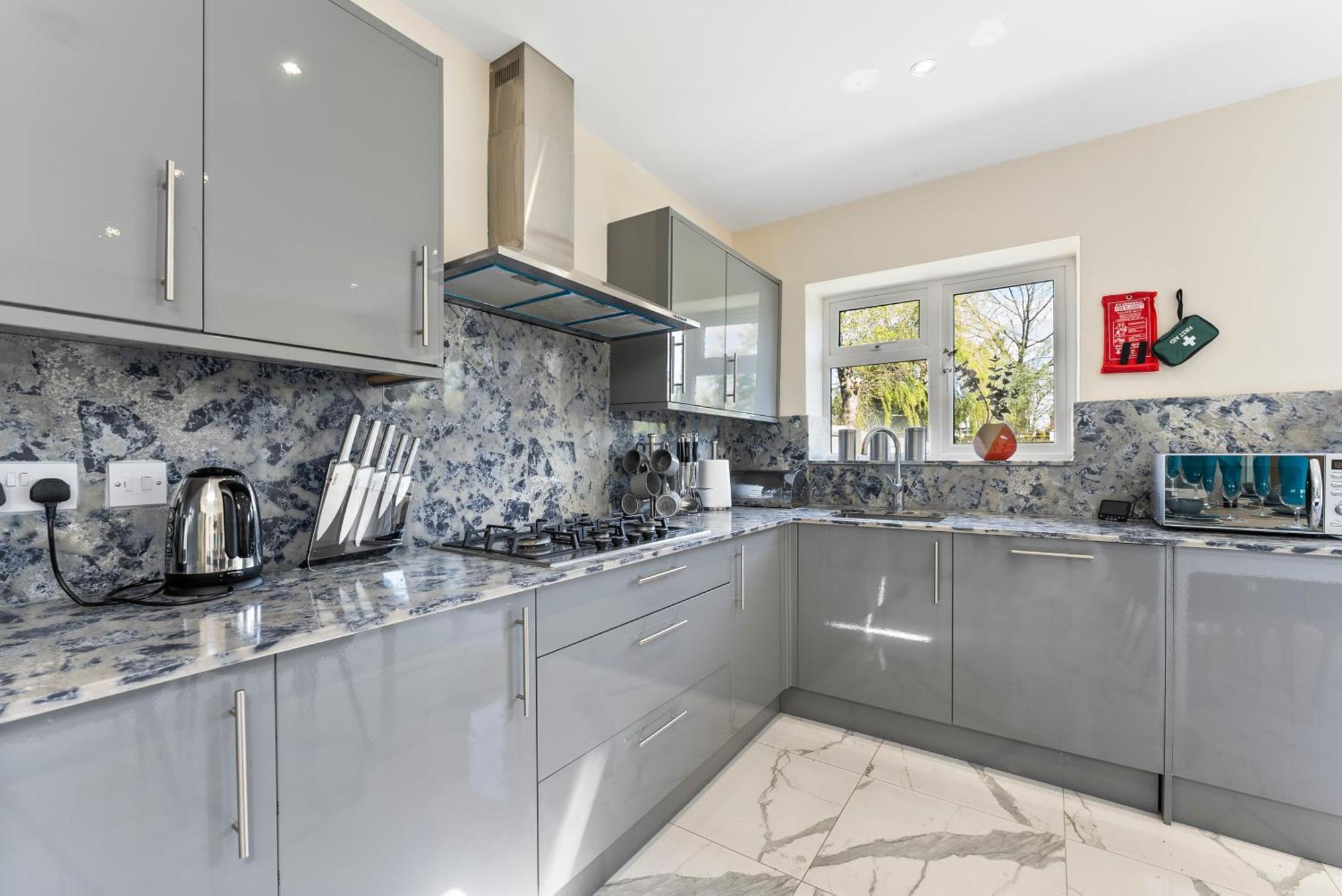 Stylish Wembley Gem - Parking -Sleeps 14 Лондон Екстериор снимка