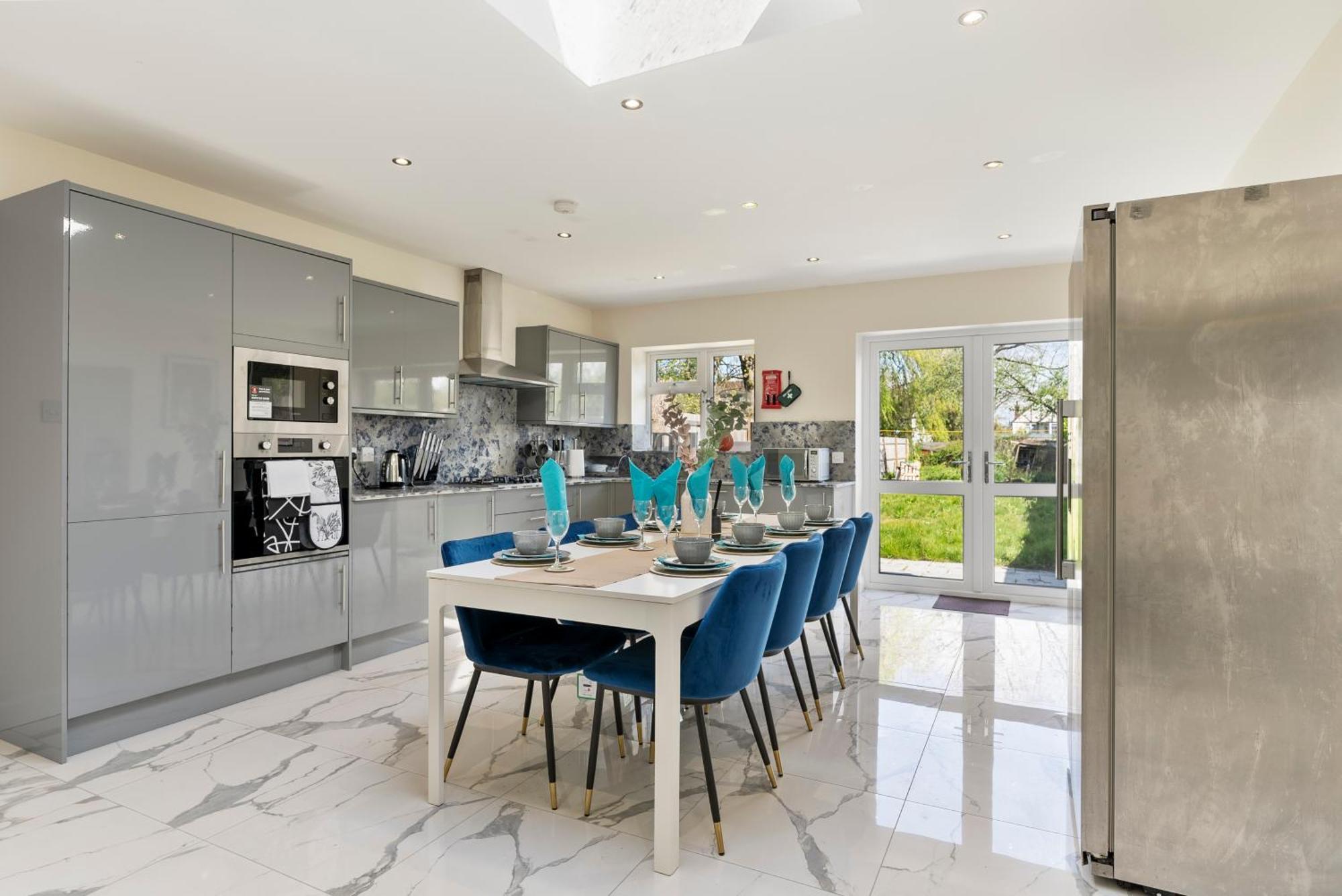 Stylish Wembley Gem - Parking -Sleeps 14 Лондон Екстериор снимка