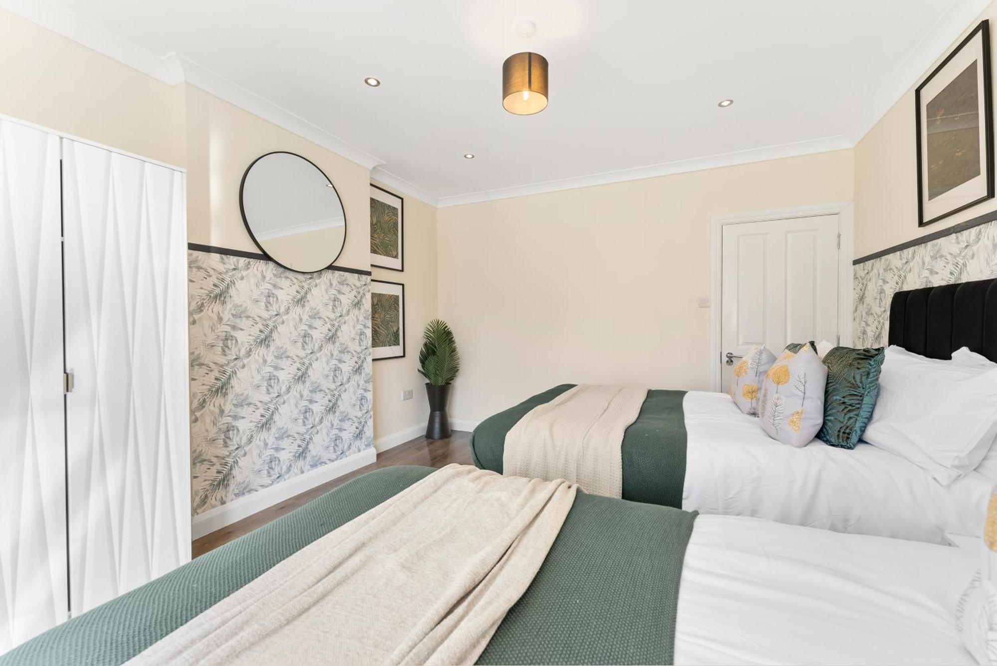 Stylish Wembley Gem - Parking -Sleeps 14 Лондон Екстериор снимка