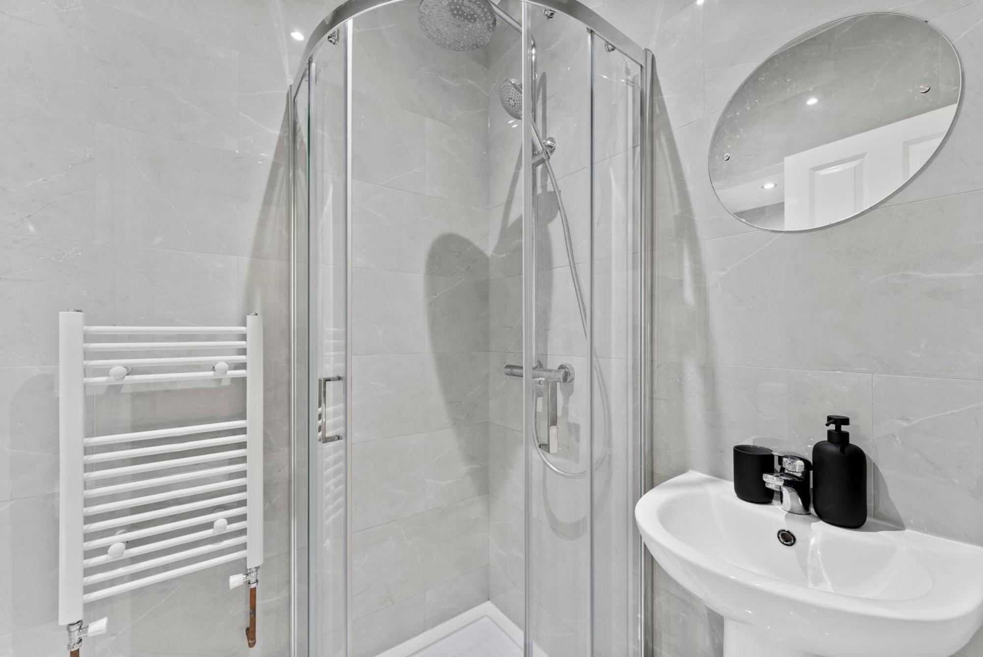 Stylish Wembley Gem - Parking -Sleeps 14 Лондон Екстериор снимка