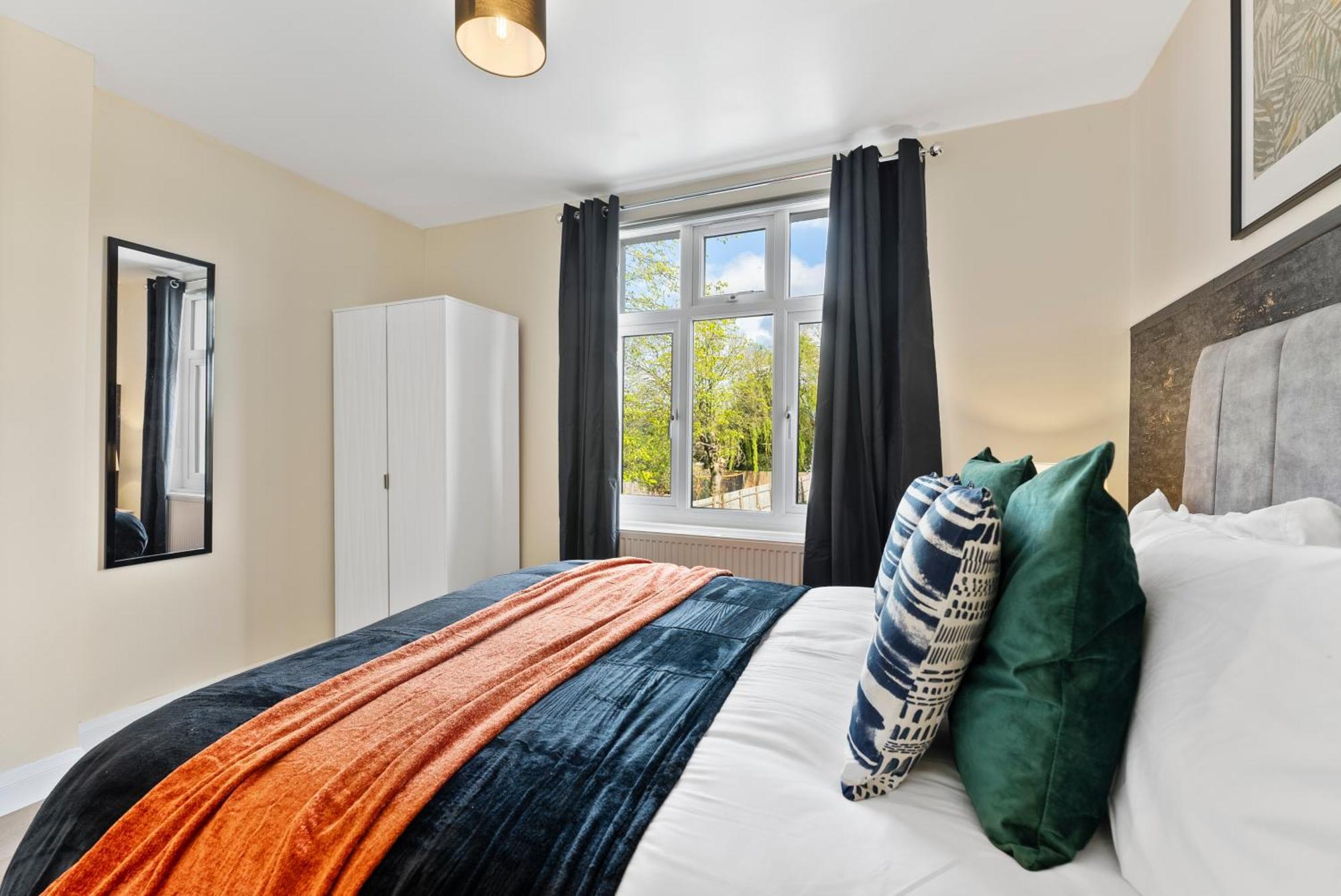 Stylish Wembley Gem - Parking -Sleeps 14 Лондон Екстериор снимка