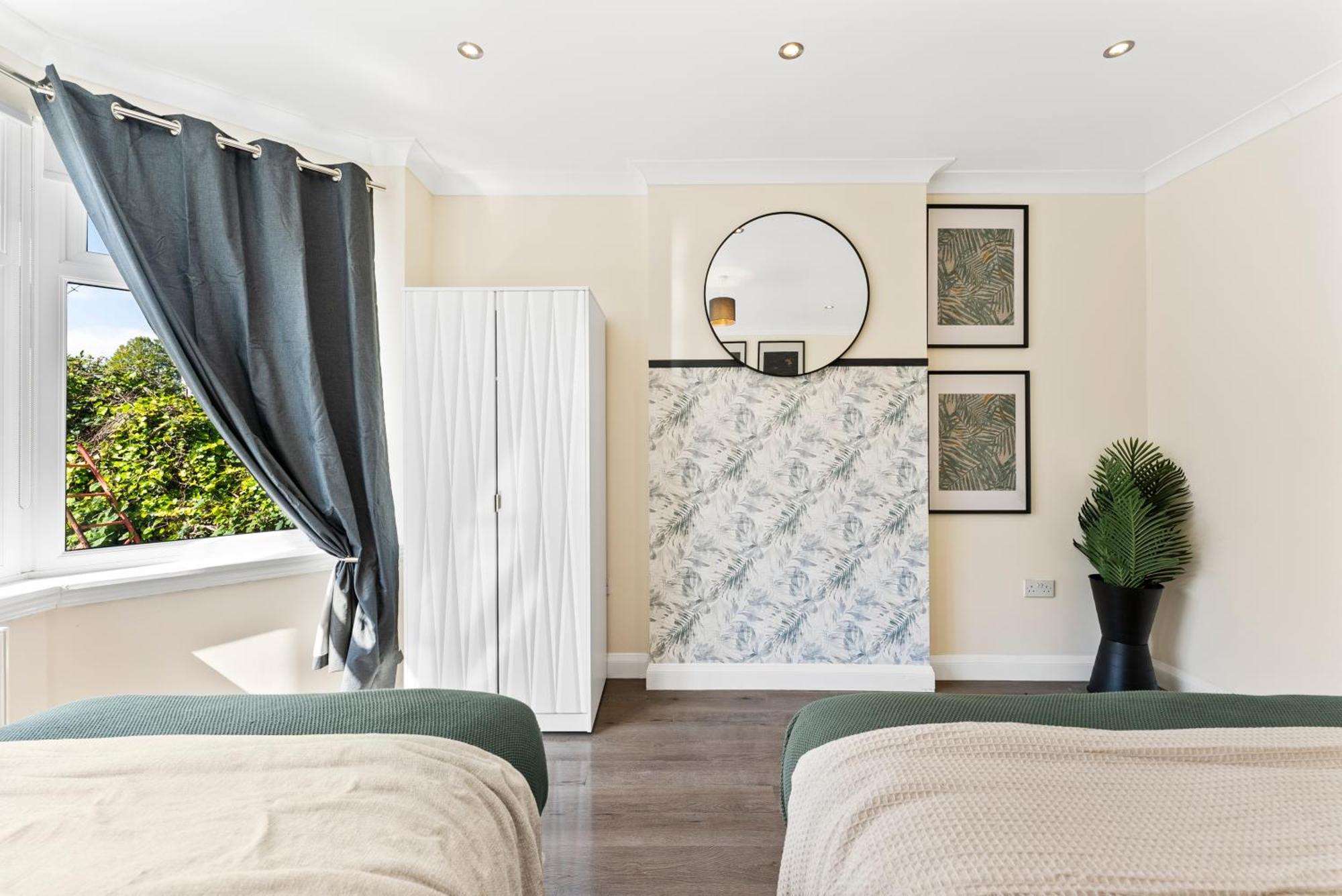 Stylish Wembley Gem - Parking -Sleeps 14 Лондон Екстериор снимка