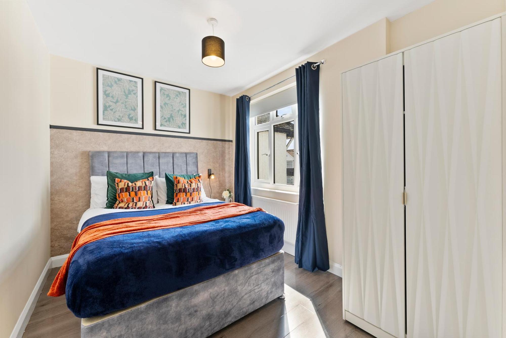Stylish Wembley Gem - Parking -Sleeps 14 Лондон Екстериор снимка