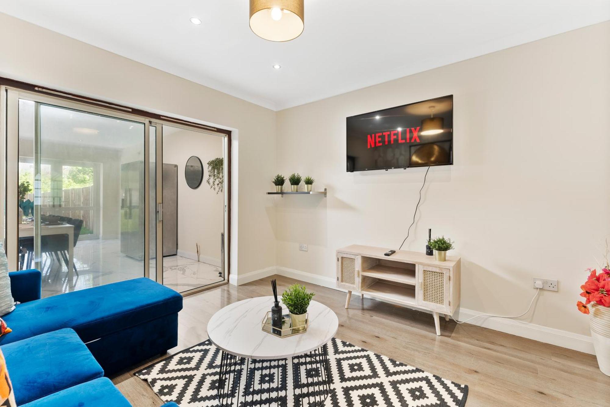 Stylish Wembley Gem - Parking -Sleeps 14 Лондон Екстериор снимка