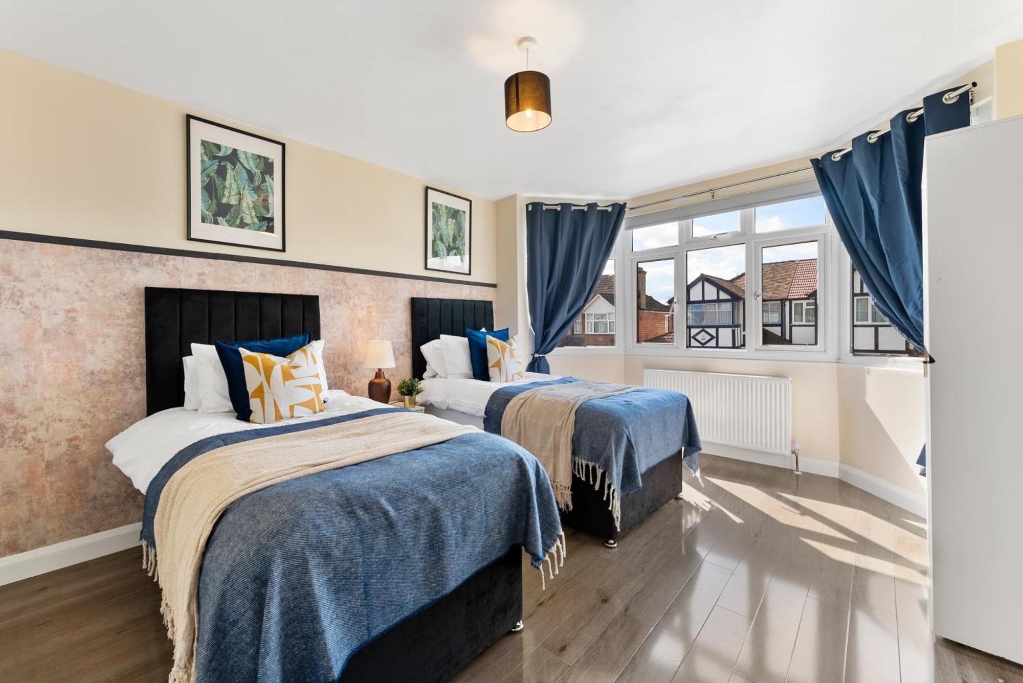 Stylish Wembley Gem - Parking -Sleeps 14 Лондон Екстериор снимка