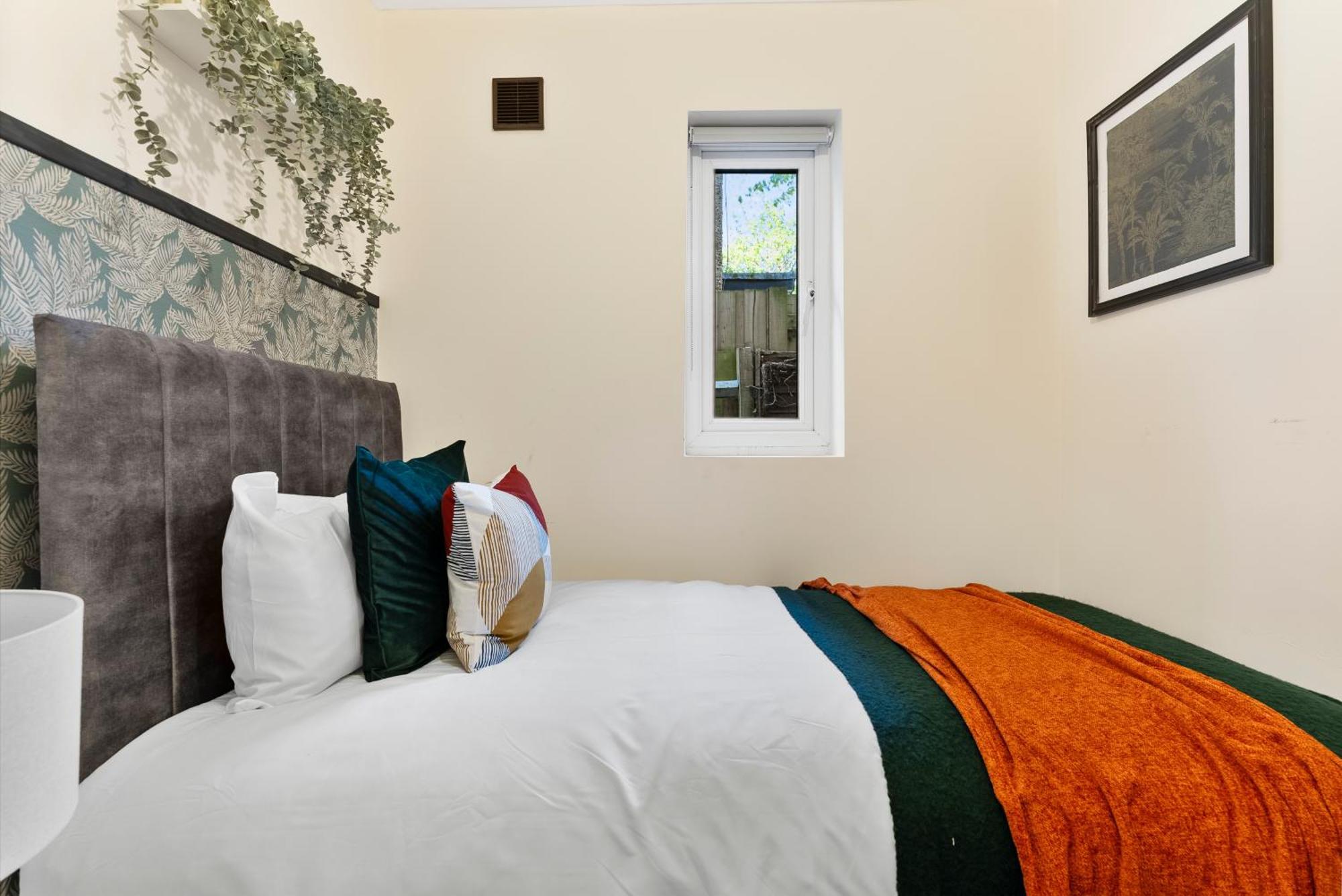 Stylish Wembley Gem - Parking -Sleeps 14 Лондон Екстериор снимка