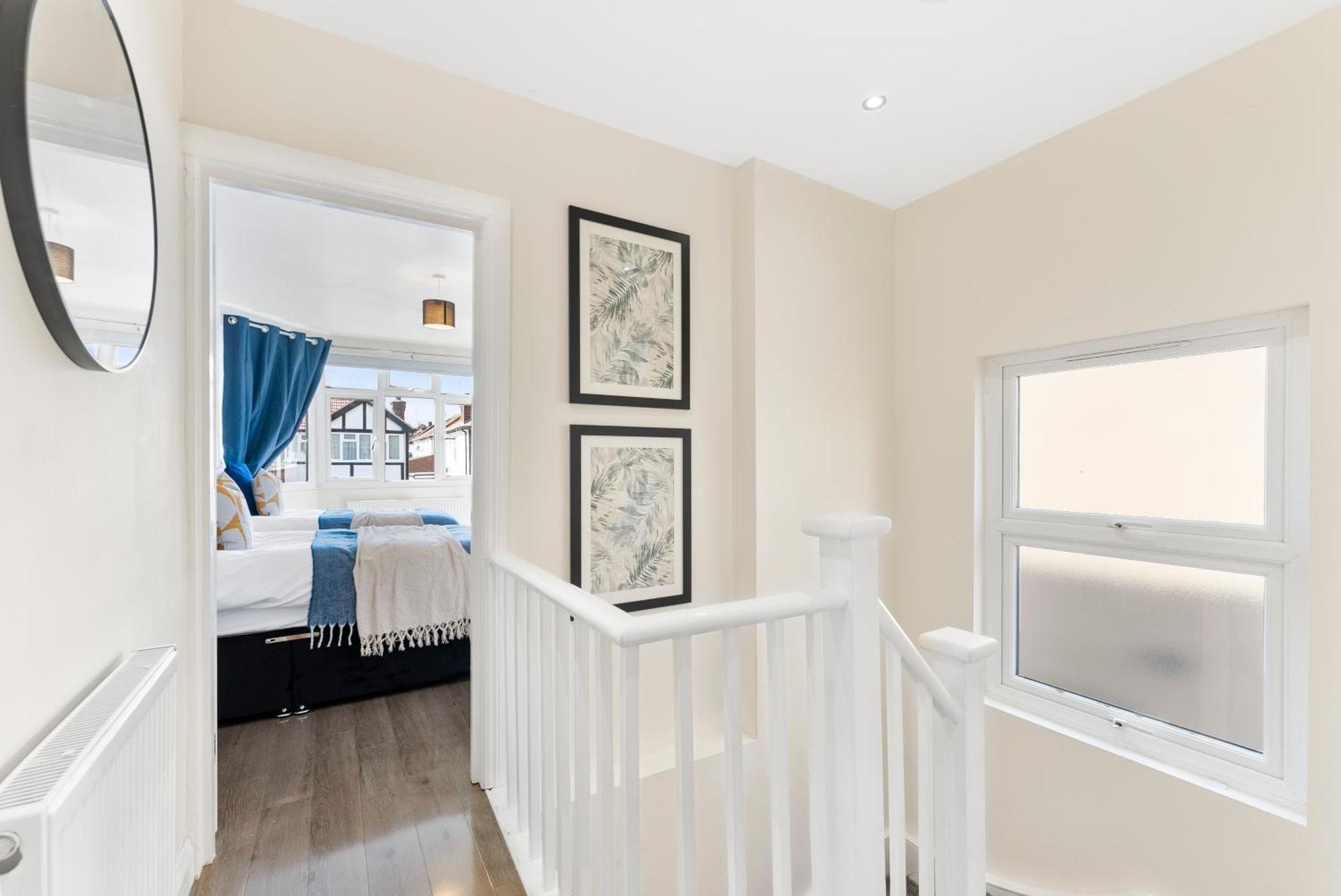 Stylish Wembley Gem - Parking -Sleeps 14 Лондон Екстериор снимка