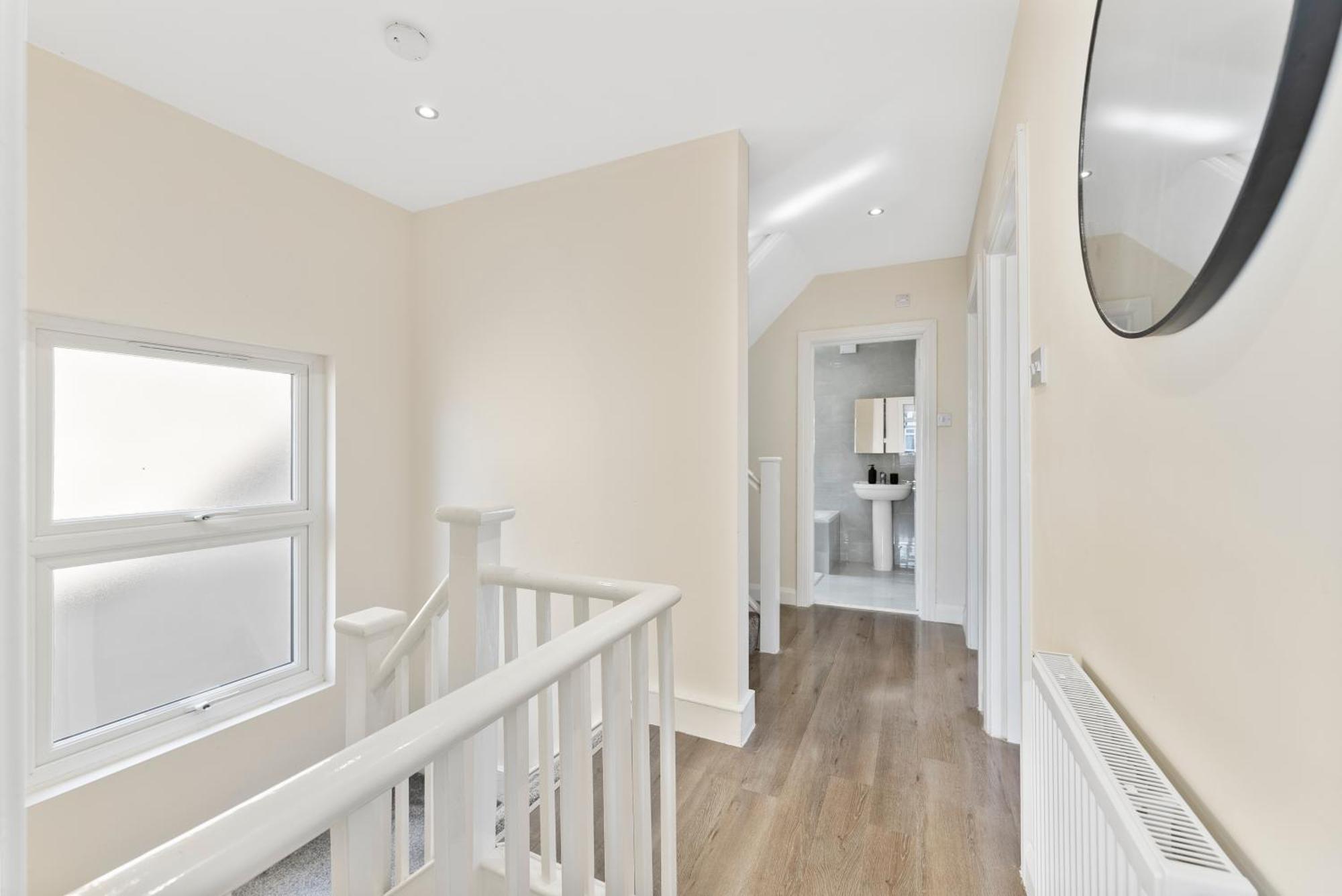 Stylish Wembley Gem - Parking -Sleeps 14 Лондон Екстериор снимка