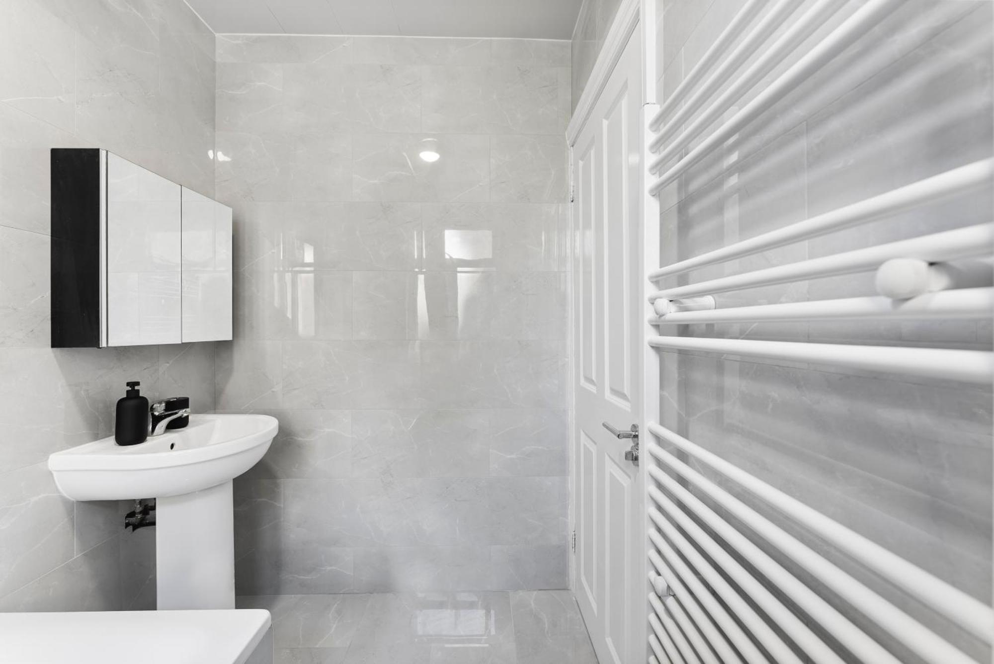 Stylish Wembley Gem - Parking -Sleeps 14 Лондон Екстериор снимка