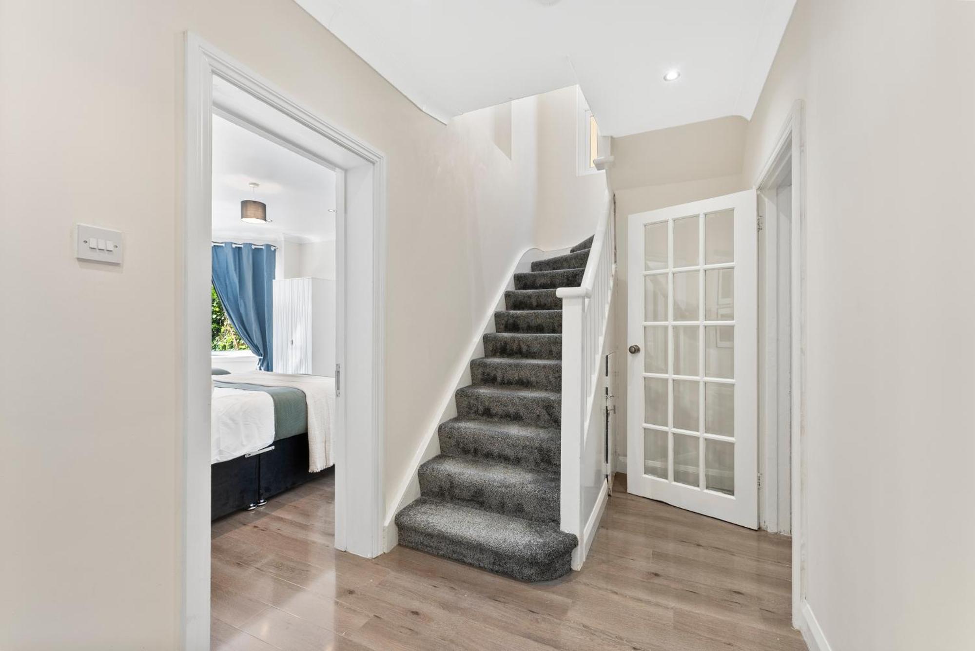 Stylish Wembley Gem - Parking -Sleeps 14 Лондон Екстериор снимка