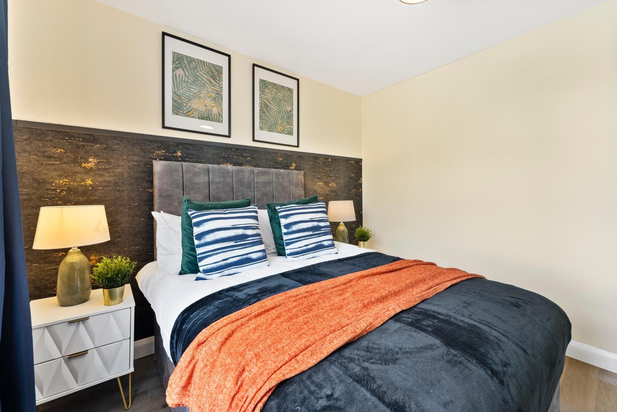 Stylish Wembley Gem - Parking -Sleeps 14 Лондон Екстериор снимка