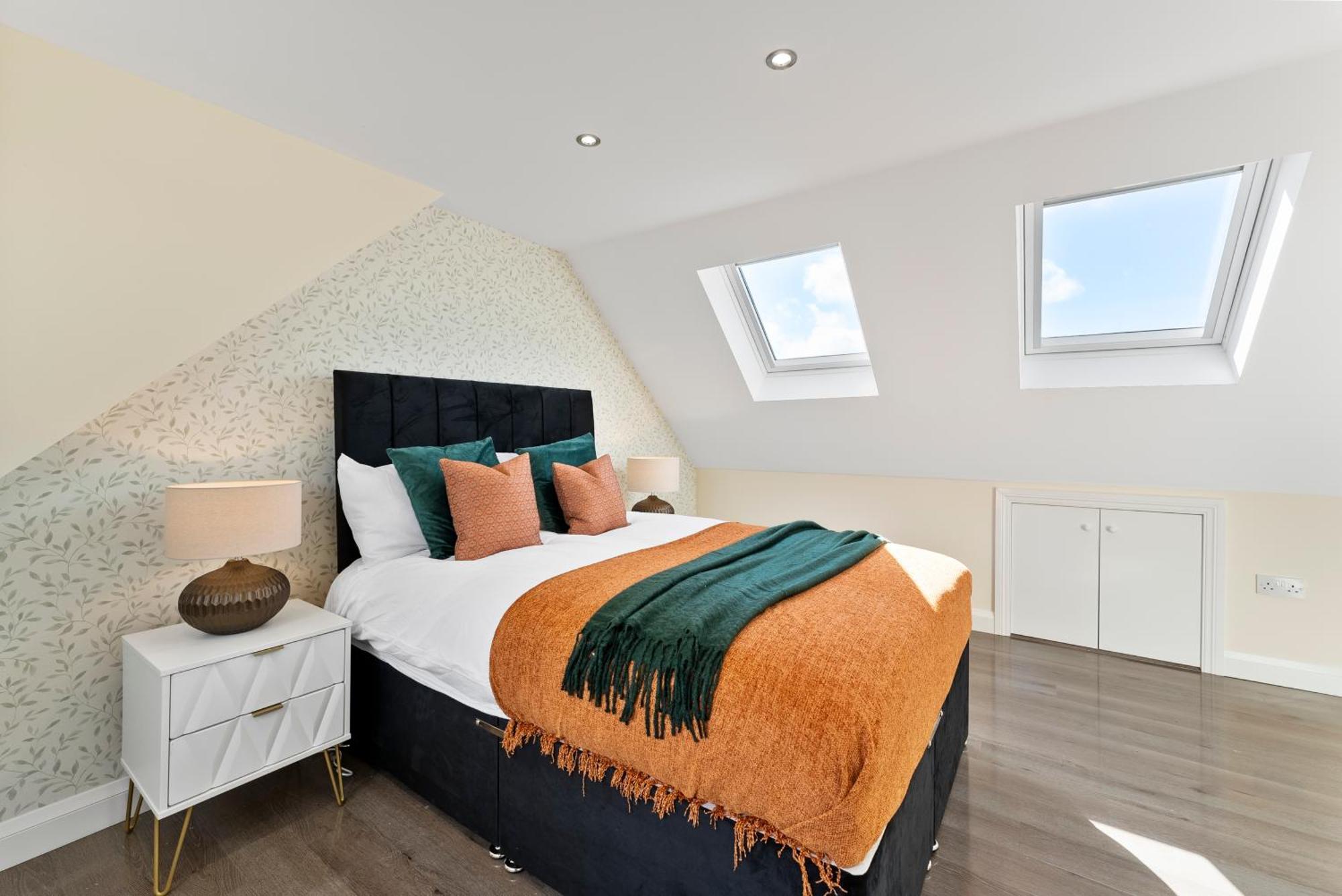 Stylish Wembley Gem - Parking -Sleeps 14 Лондон Екстериор снимка