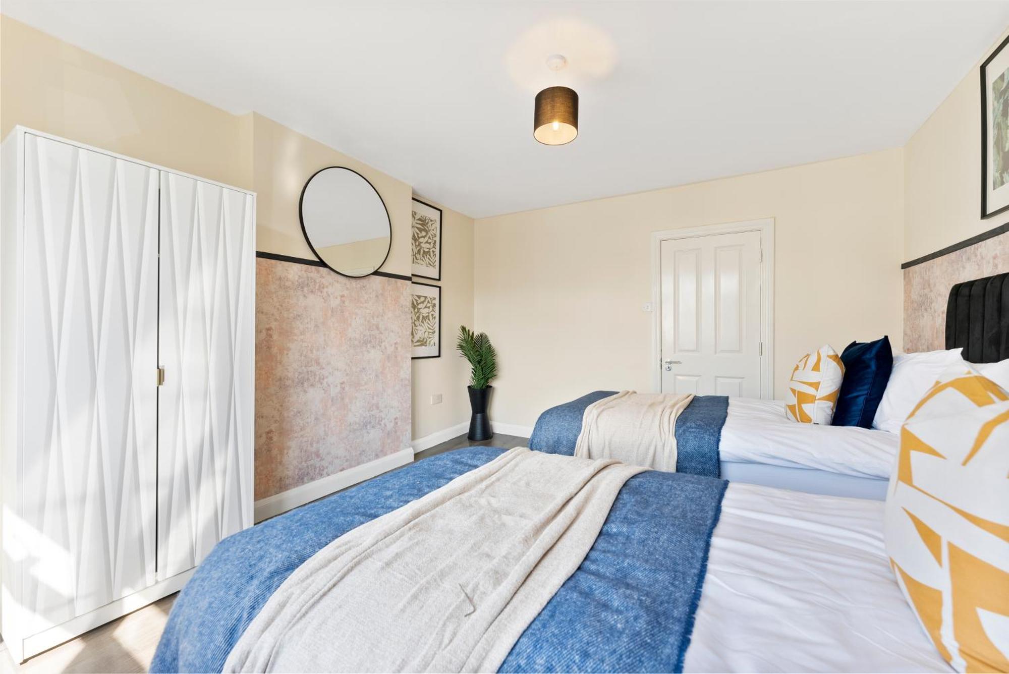 Stylish Wembley Gem - Parking -Sleeps 14 Лондон Екстериор снимка