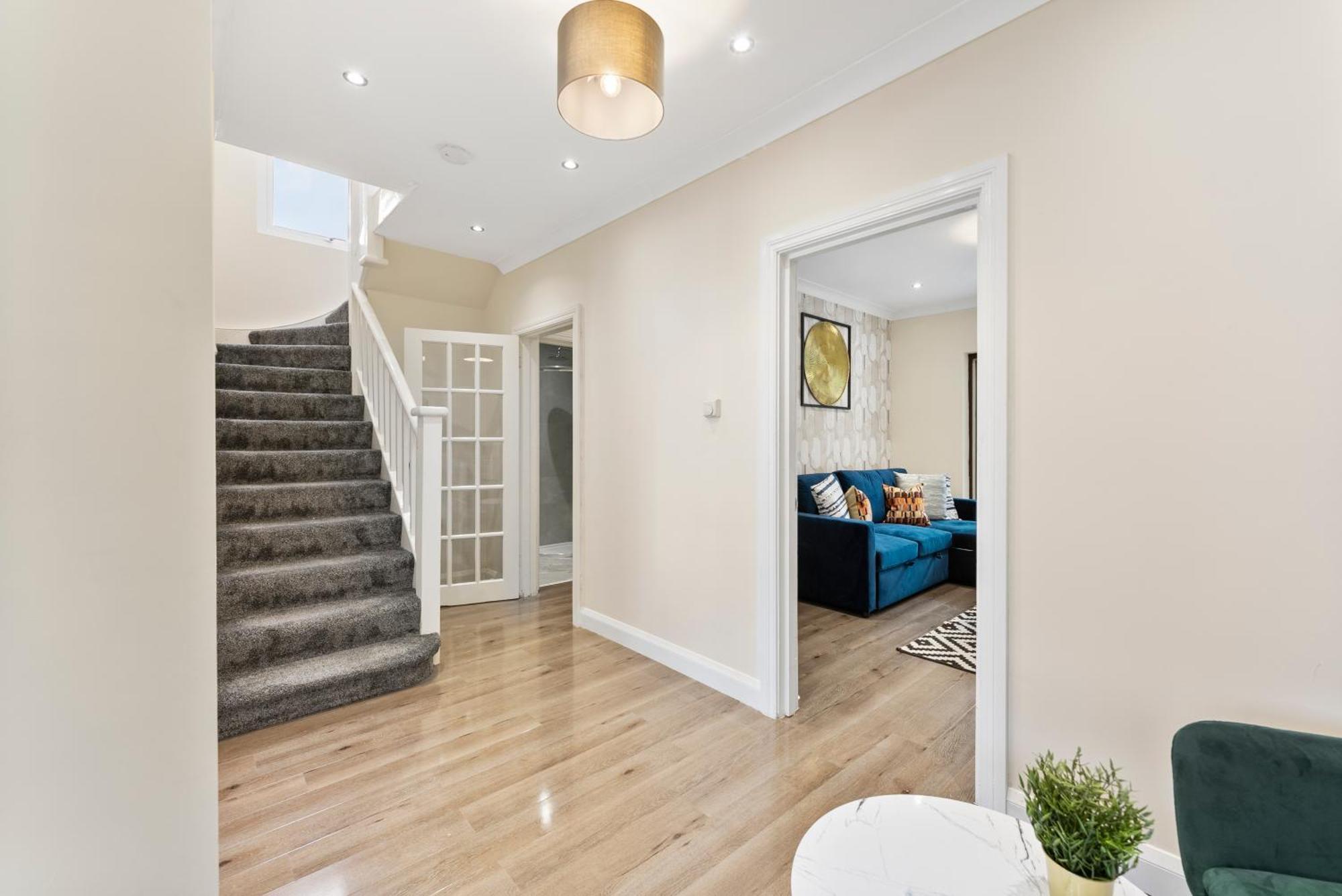 Stylish Wembley Gem - Parking -Sleeps 14 Лондон Екстериор снимка