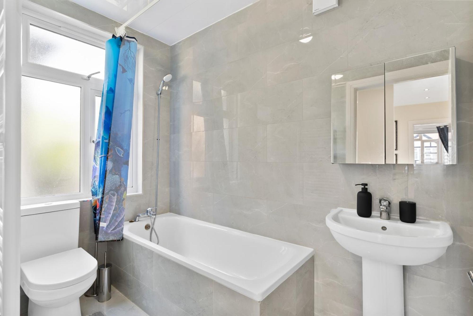 Stylish Wembley Gem - Parking -Sleeps 14 Лондон Екстериор снимка