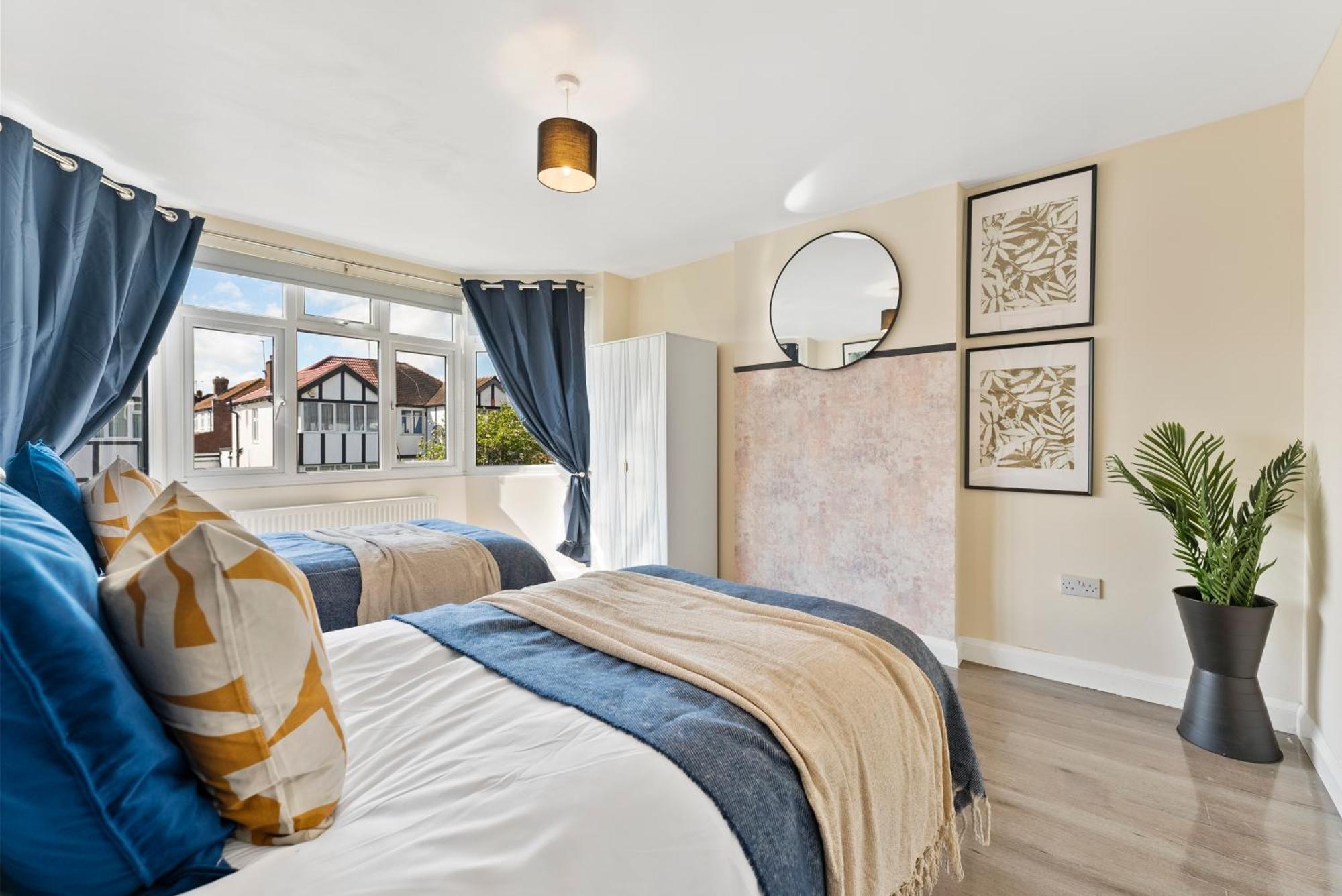Stylish Wembley Gem - Parking -Sleeps 14 Лондон Екстериор снимка