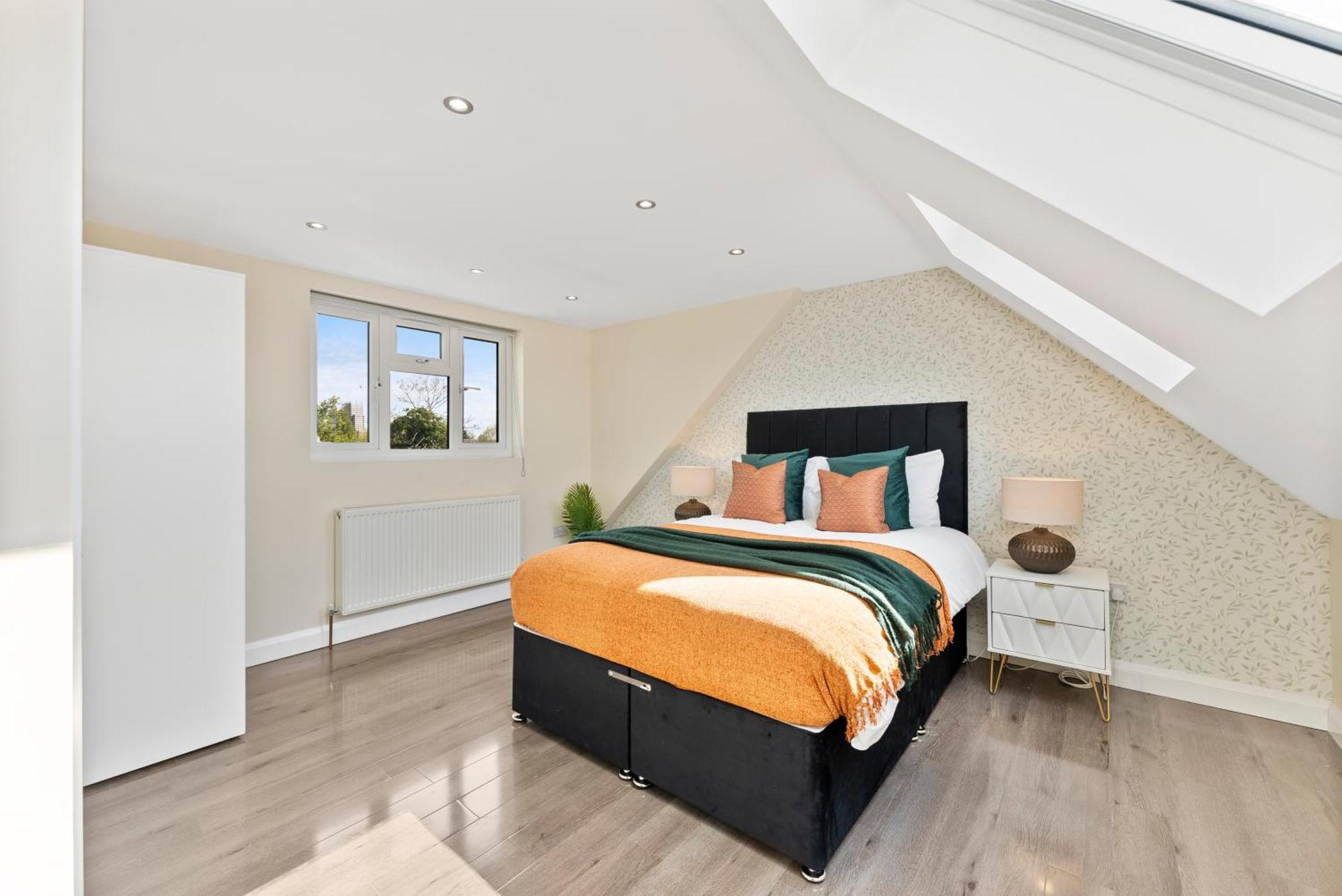 Stylish Wembley Gem - Parking -Sleeps 14 Лондон Екстериор снимка