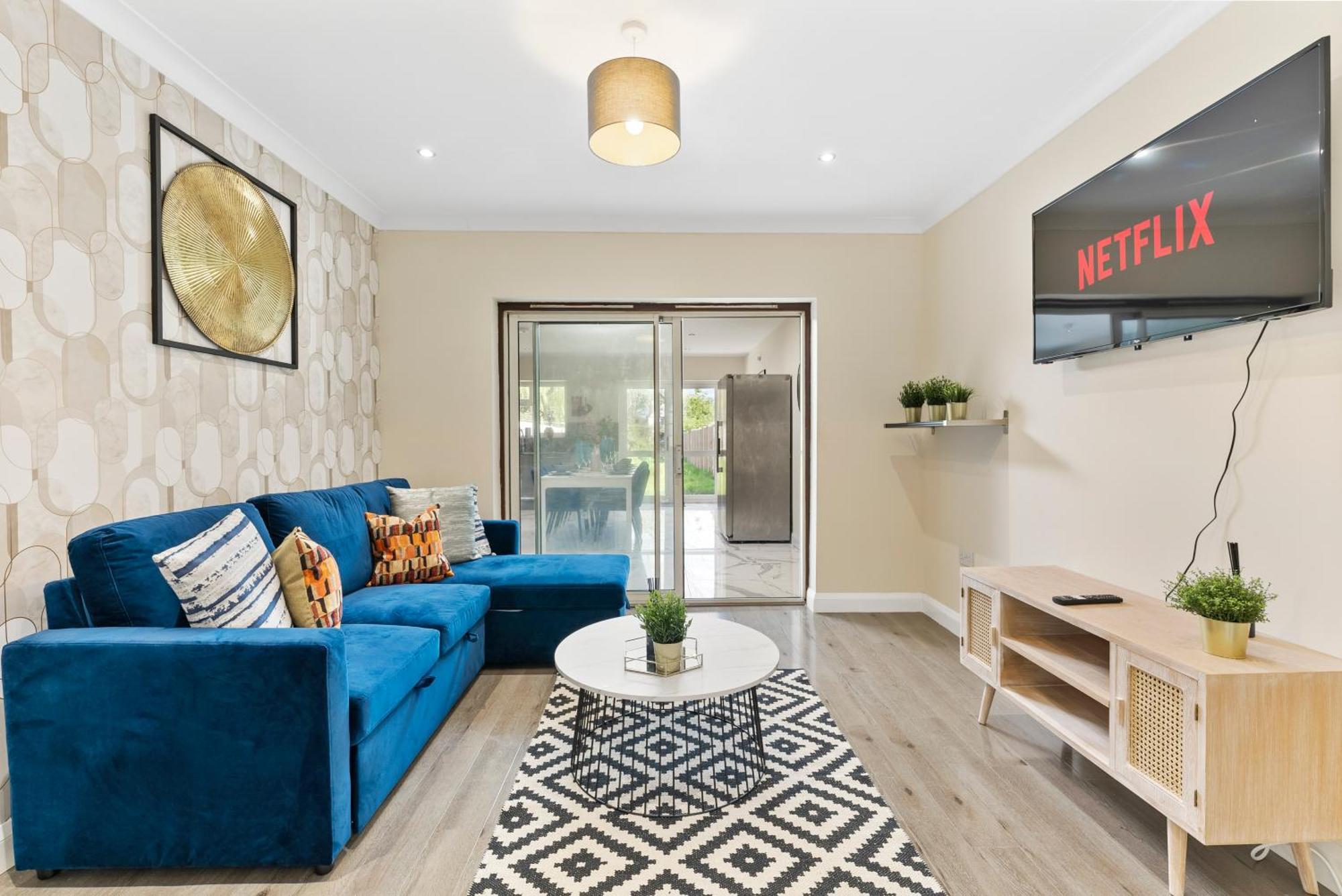 Stylish Wembley Gem - Parking -Sleeps 14 Лондон Екстериор снимка