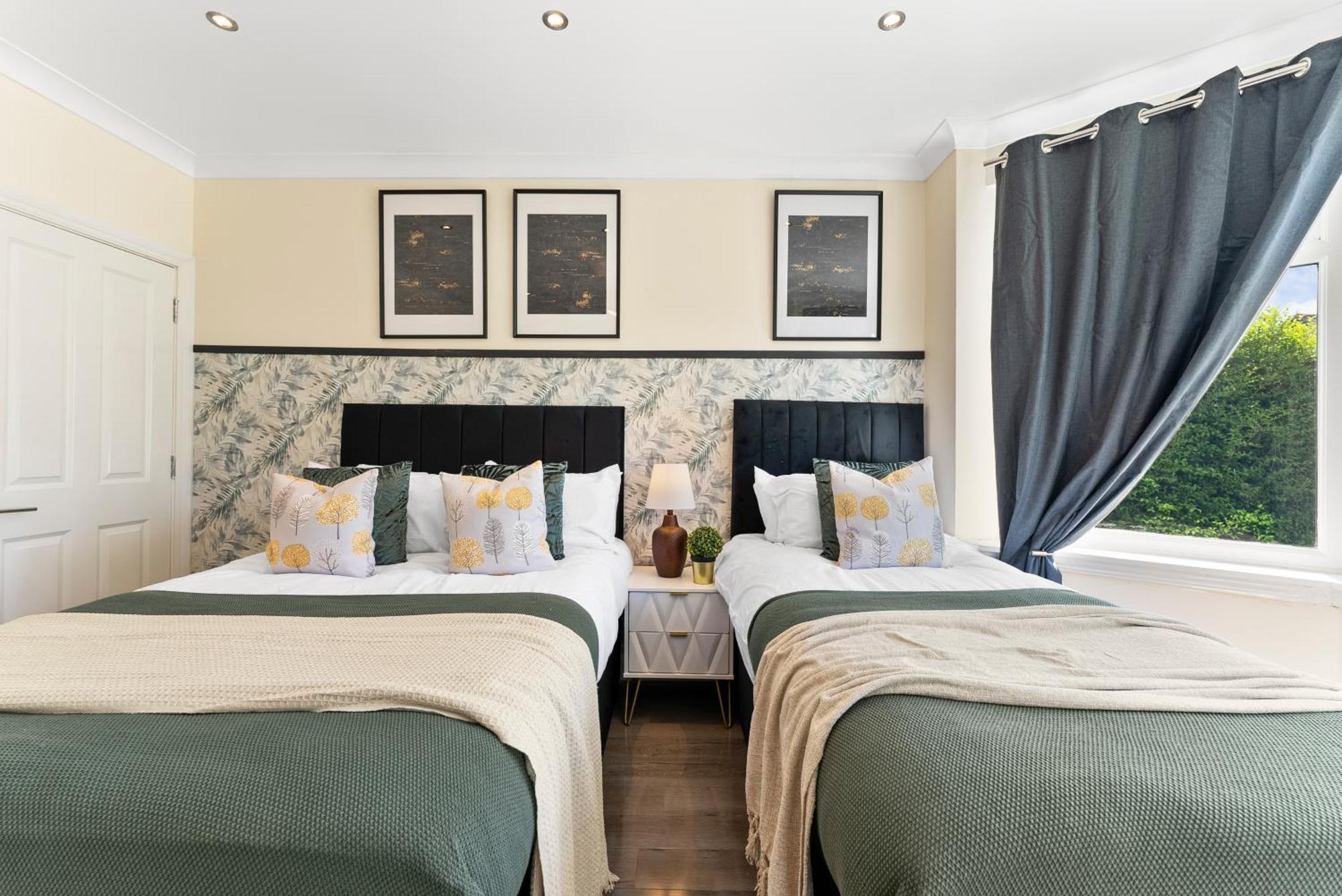 Stylish Wembley Gem - Parking -Sleeps 14 Лондон Екстериор снимка