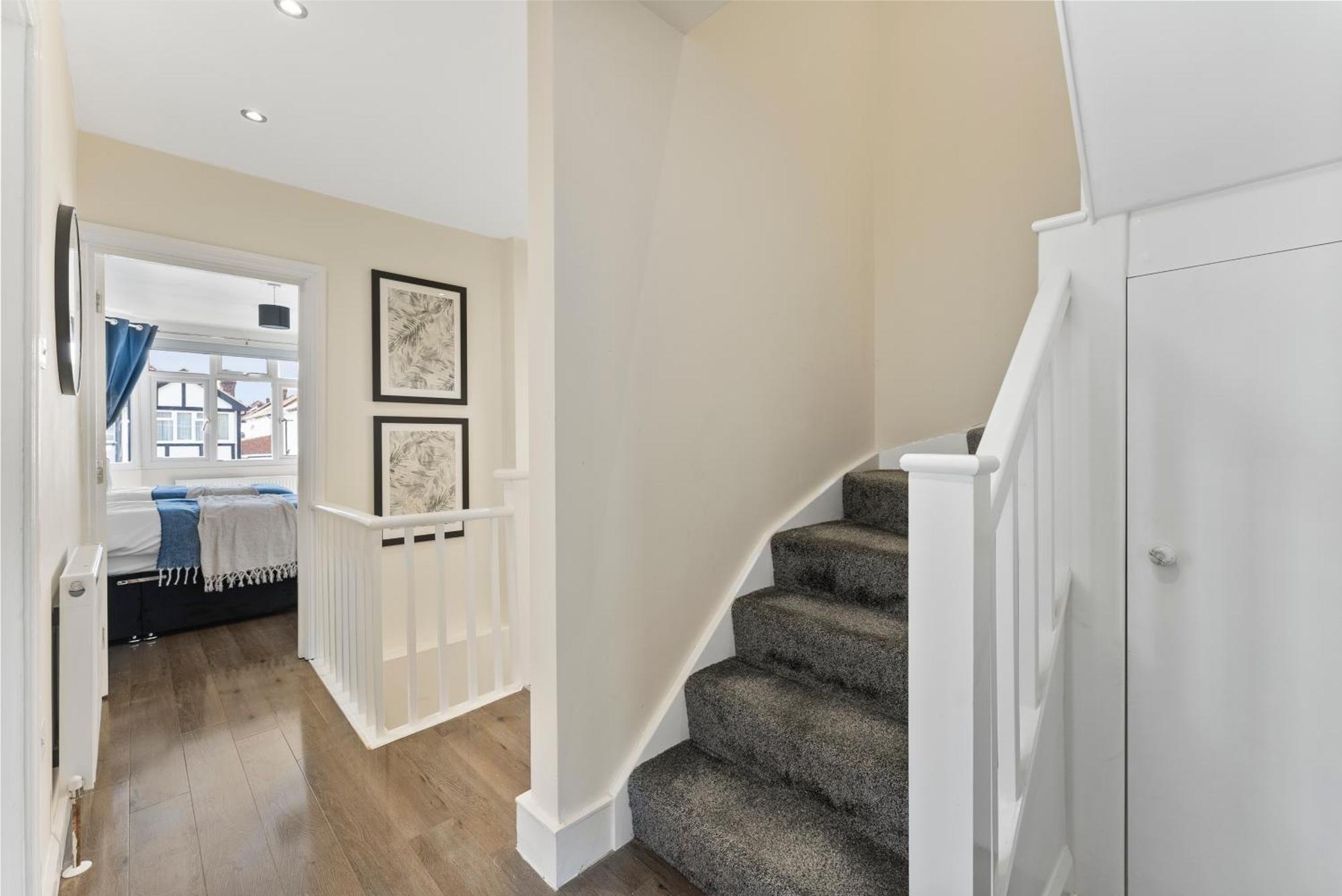 Stylish Wembley Gem - Parking -Sleeps 14 Лондон Екстериор снимка