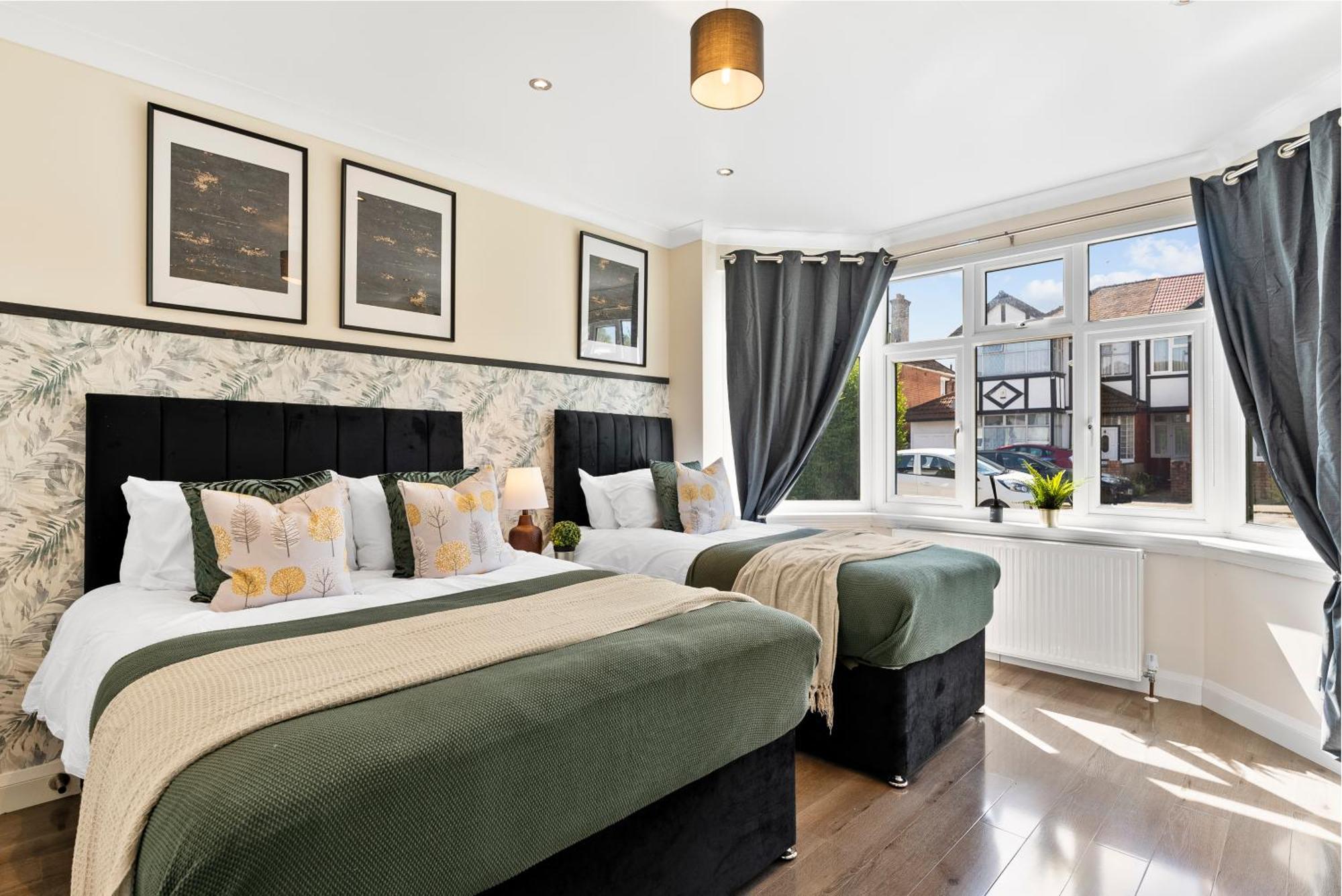Stylish Wembley Gem - Parking -Sleeps 14 Лондон Екстериор снимка