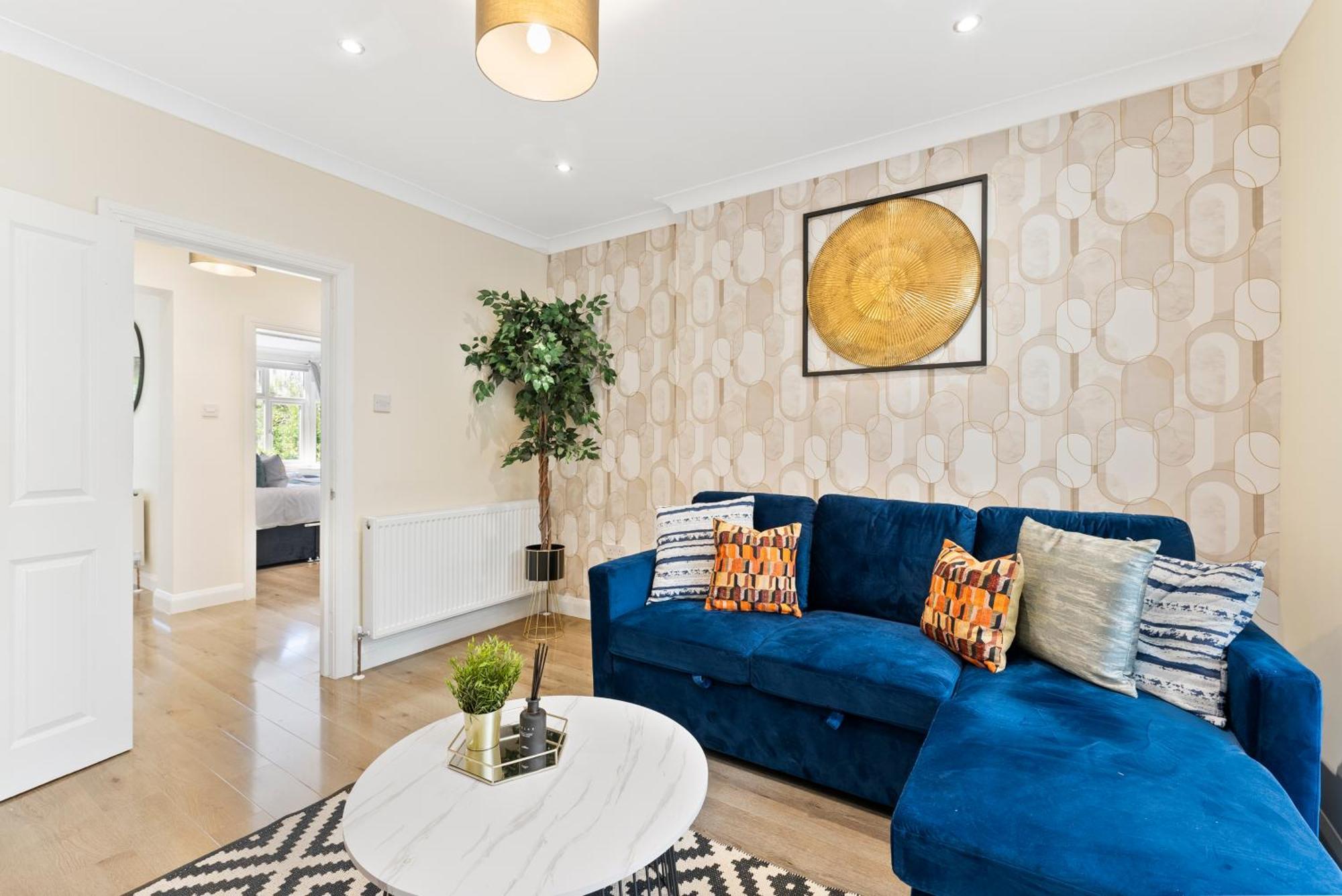 Stylish Wembley Gem - Parking -Sleeps 14 Лондон Екстериор снимка